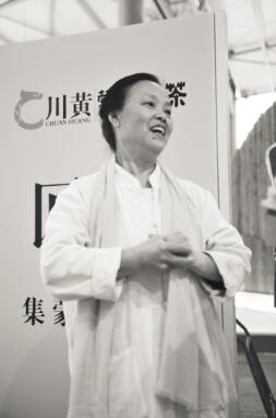 ●四川省川黄茶叶集团有限责任公司茶叶师傅接受记者采访