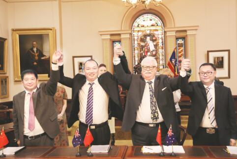 ●山东花冠集团董事长刘念波（左二）与四川川池集团董事长梁岸（右一）在签字仪式上握手庆祝