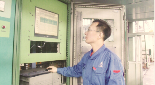 工作中的吴涛