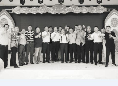 ●在内蒙古五金机电商会欢迎会上合影