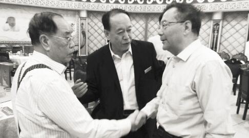 ●包头市人大副主任白同伦与吴石川（左）亲切握手，图中为内蒙古五金机电商会秘书长刘清源