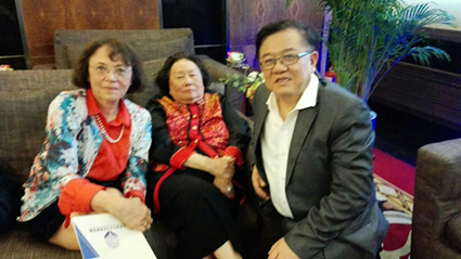 左起：陈纳德将军与陈香梅的女儿陈美丽（陈香梅基金会副主席）、陈香梅女士、王鹏飞博士