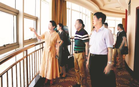 ●张家发（前右一）一行俯瞰龙泉镇全貌
