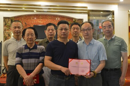 中国当代杰出艺术家、中国美术家协会会员、中国书法家协会会员、国家一级美术师、书画家、武汉市汉南区卓越书画院长曹雕先生聘请当代实力派书画家、归元寺书画院专职画师刘红权(江上)先生为武汉市汉南区卓越书画院常务副院长