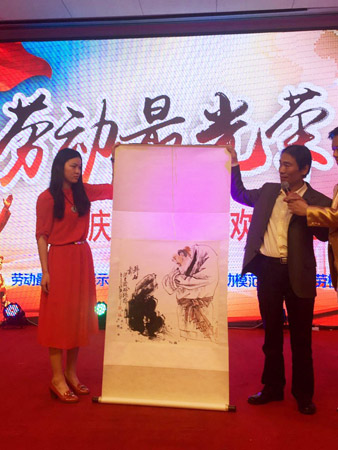 画家李士良向央视《瞭望天下》栏目现场捐献代表作国画《拜石图》支持公益事业