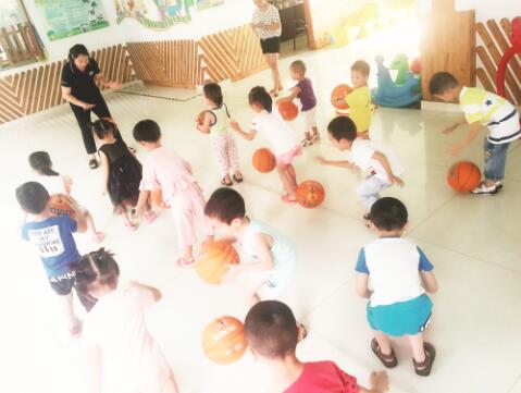 ●孩子们正在一起比赛拍球