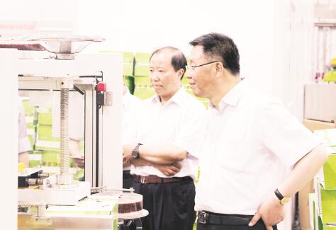 ●茅台集团公司袁仁国董事长、李保芳书记了解公司现代化加工生产线设备调试情况