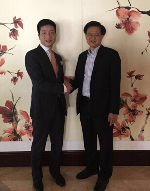 抠抠集团CEO李林彬（左）与印尼第一财团金光集团董事黄鹏年（右）