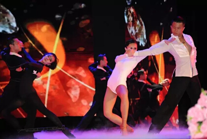 荣获亚洲第一只英国黑池世界拉丁舞三连冠团体舞《牵引》剧照