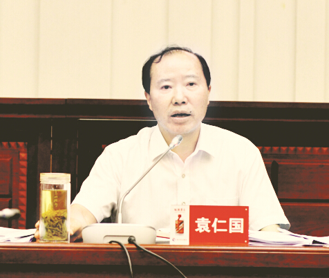 ●茅台集团公司董事长、党委副书记，股份公司董事长袁仁国