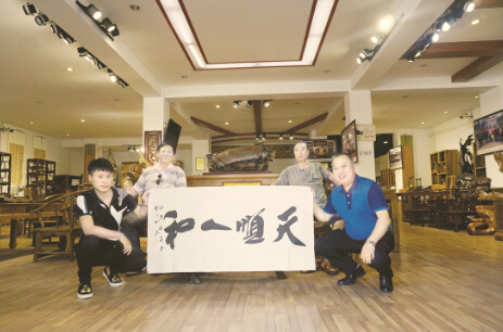 ●汤雨陶（右一）陪同严东石（左二）、贺学林（右二）参观筠连楠苑后合影留念