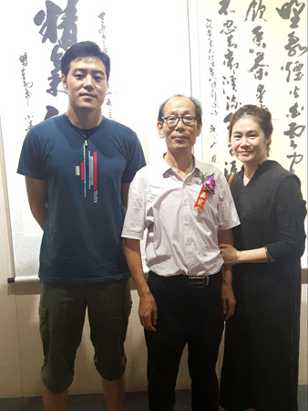 韩山林和儿子学生合影