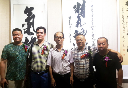 韩山林老师等人合影