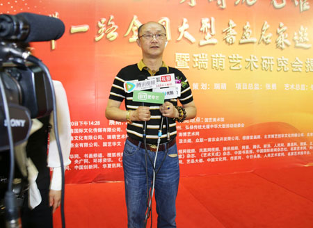 曹雕接受记者采访