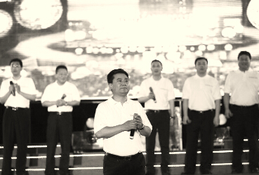 ●张近东的苏宁管理人员一起在晚会上演唱《飞得更高》。