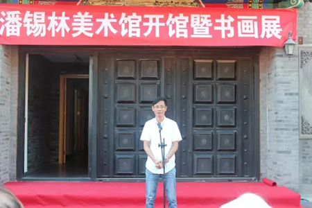 3中国华夏万里行书画协会常务副会长黄小克在开幕式上发言