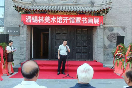 4红旗飘飘书画院院长霍建光在开幕式上发言