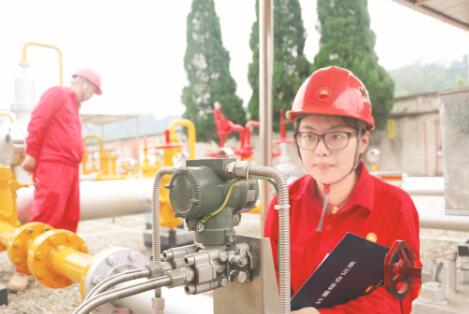 ●余玥在师父曹彦辉的指导下认真巡检