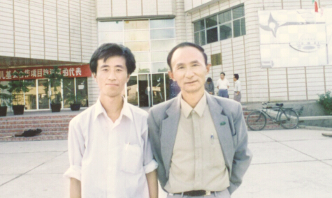 图为陈栋生先生（右）与本文作者
