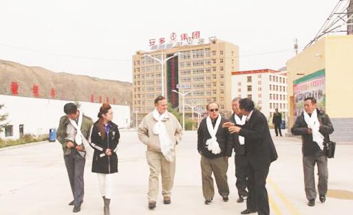 ●来宾一行在安多生态旅游畜牧产业园参观