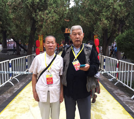 国际著名书画艺术大师许金美（左）与北京汇龙森书画院院长、著名书法家李明启（右）在参加丙申年祭孔大典时合影留念