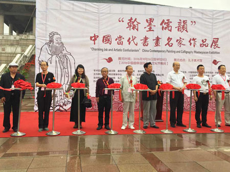 图为许金美参加“翰墨儒韵”中国当代书画名家作品展开幕式上的剪彩（右5）