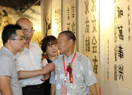 中国书法家协会第三届主席团顾问权希军老先生详细听许金美大师的创作感悟。