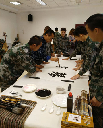 2.著名军旅书画家安茂水走进联合参谋部新兵训练团与官兵共度中国庆
