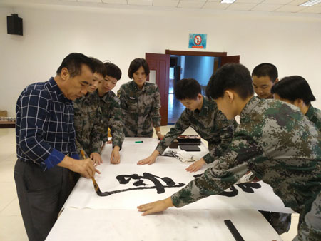 3.著名军旅书画家安茂水走进联合参谋部新兵训练团与官兵共度中国庆