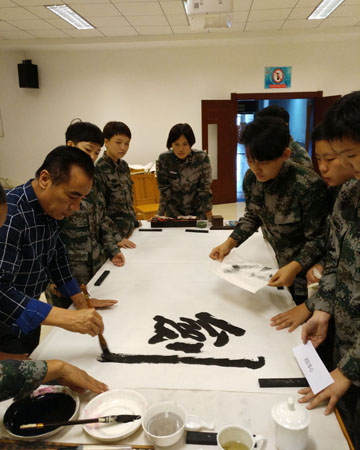 4.著名军旅书画家安茂水走进联合参谋部新兵训练团与官兵共度国庆