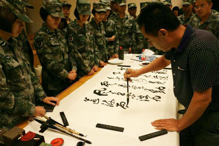 6.著名军旅书画家安茂水走进联合参谋部新兵训练团与官兵共度中秋