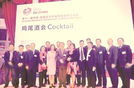 ● 成都企业联合会、成都企业家协会副会长姚建明（前排中），成都市企业家协会与成都商协会秘书长聚集一堂。