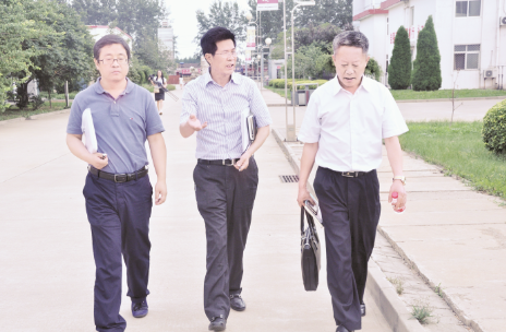 ●茅台集团工会主席罗双全（中）到茅台葡萄酒公司指导工作。茅台葡萄酒公司董事长司徒军（左）、茅台股份公司企业管理部主任王开馥（右）陪同