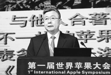 ●高武斌在研讨会上作陕西苹果产业发展报告