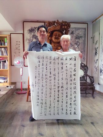方勇（左）与郭因合影