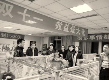 双十一前夕，红豆集团领导一行数十人前往红豆各品牌电子商务中心，慰问前线员工。