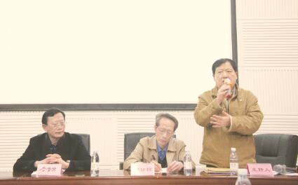 ● 成都企业联合会田世隆会长(中)、成都企业文化协会李学其会长（左）、成都企业联合会姚建明副会长出席会议（右）。