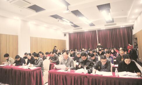 ● 聚精会神参加大会