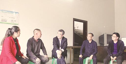 ●朱鹤新（中）一行到群众家中拉家常