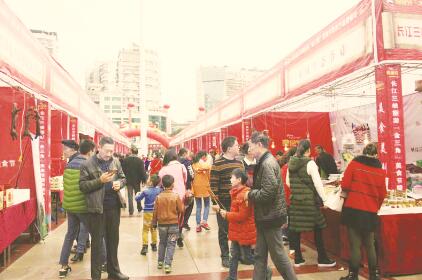 ●巫山国际红叶节开幕后，农业商会各企业积极展销美食品 。