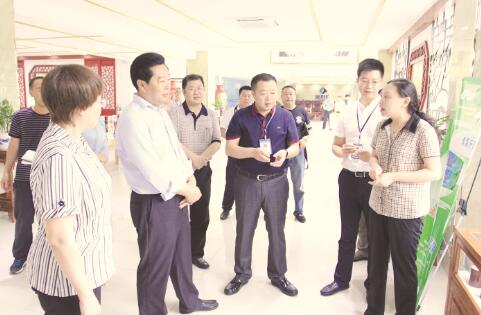 ●宜宾市委书记刘中伯（左二）在蓝伯特视察指导，听取田永奎（中）介绍产品研发，肯定蓝伯特成功转型发展