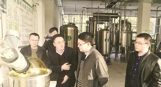 ●沈军（右二）一行在重庆臻源公司参观考察。