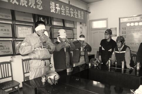 济三矿“自救器”蒙眼佩戴助安全