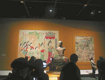 12月27日，“丝路之魂”文物特展，观众观看石窟石像画像。