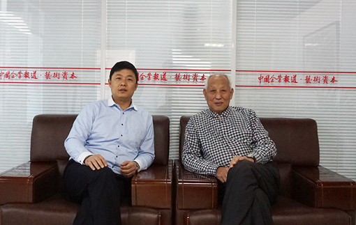 牛芳茂老师与艺术资本执行总编薛雷先生讨论工作