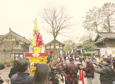 ●大坝高装吸引游客拍照留念。