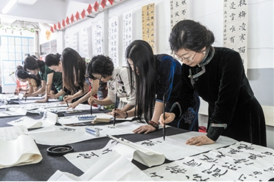  2016年12月31日上午，通辽市女子书法研修班在哈森书法培训中心举办首次迎新年笔会。20名女学员手持毛笔，酣畅淋漓地书写新年祈愿和新春祝福。该书法研修班于2016年3月份成立，由市委宣传部和市妇联共同倡导举办。由中国书法家协会会员、自治区书法家协会副主席哈森高娃义务担任辅导教师。