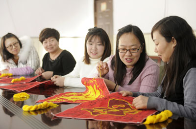 图片新闻 新年将至，开滦吕家坨矿工会女工家属协管员为矿区广大员工绣“福”字，送去节日的祝福。