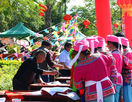 书法家蒋斗贵先生深入乡下义务为彝族群众书送春联献爱心