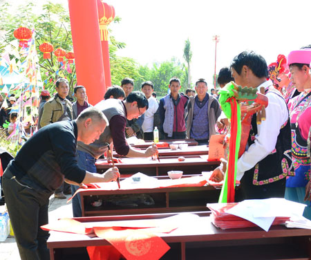 书法家蒋斗贵先生深入乡下义务为彝族群众书送春联献爱心